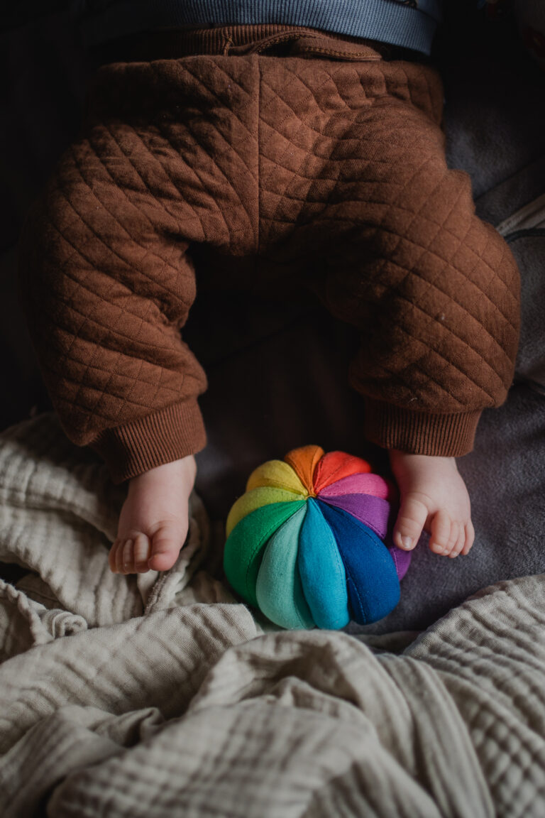 Detailaufnahme von Babyfüßen – dokumentarische Newborn- und Familienfotografie Graz und Umgebung, natürliche Alltagsmomente