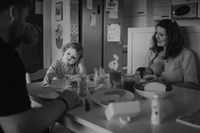 Familie beim Frühstücken – natürliche Familienfotos Graz und Umgebung, authentische Alltagsszenen