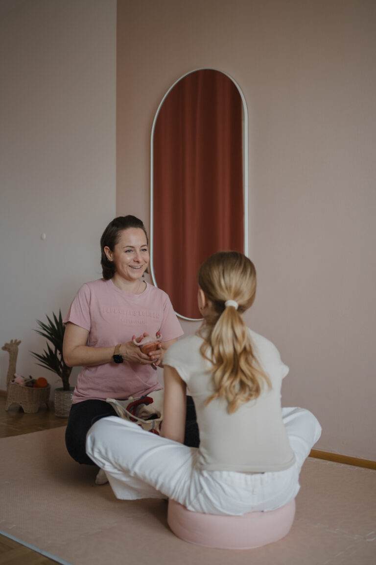 Physiotherapeutin im Gespräch mit Patientin – Businessfotografie Graz, authentische Businessporträts und Arbeitsalltag