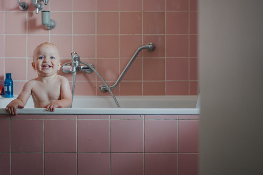 badewanne-familienfotografie-graz-und-umgebung-dokumentarisch-julia-wurzer-fotografie