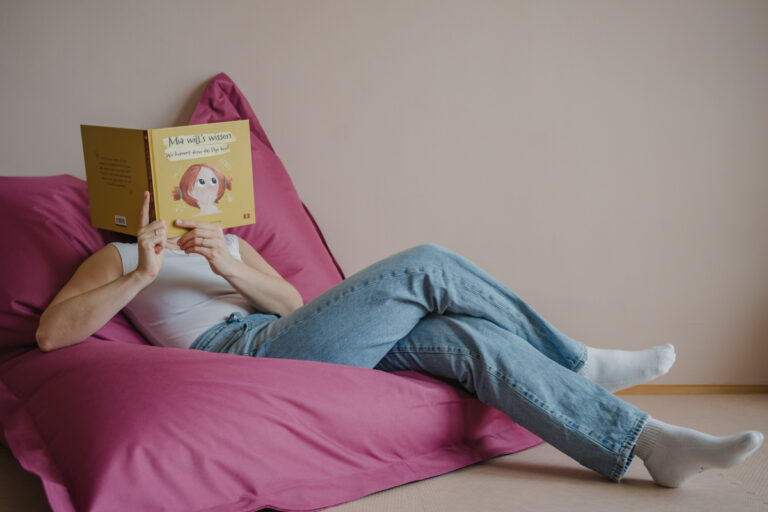 Businessporträt einer Frau beim Lesen – Businessfotografie Graz und Umgebung, authentische Arbeitsmomente