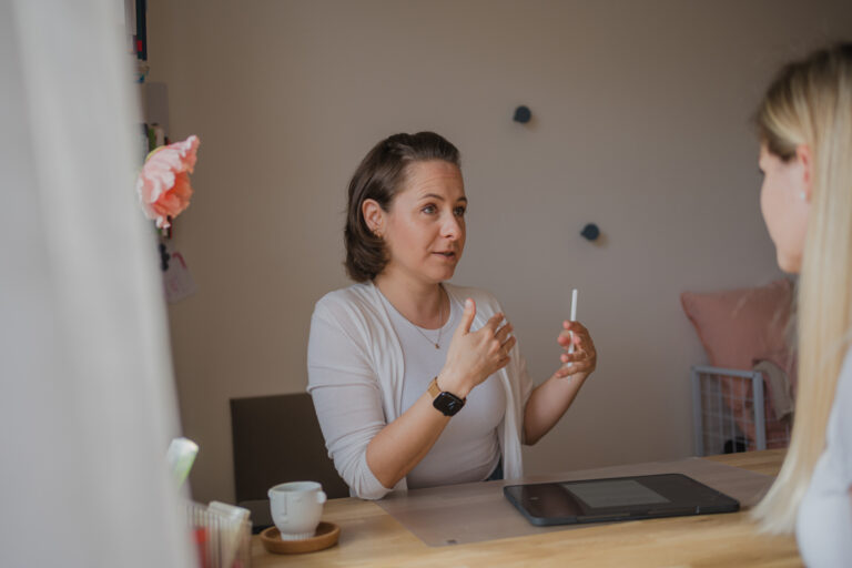 Physiotherapeutin im Gespräch mit Patientin – Businessfotografie Graz, authentische Businessporträts und Arbeitsalltag