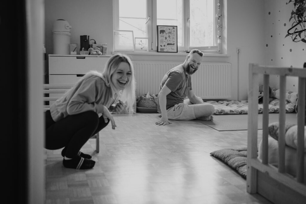 Eltern lachen laut – natürliche Familienfotos Graz und Umgebung, authentische Alltagsszenen