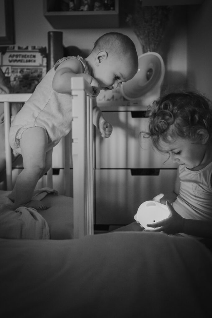 geschwisterliebe-familienfotografie-graz-und-umgebung-dokumentarisch-julia-wurzer-fotografie