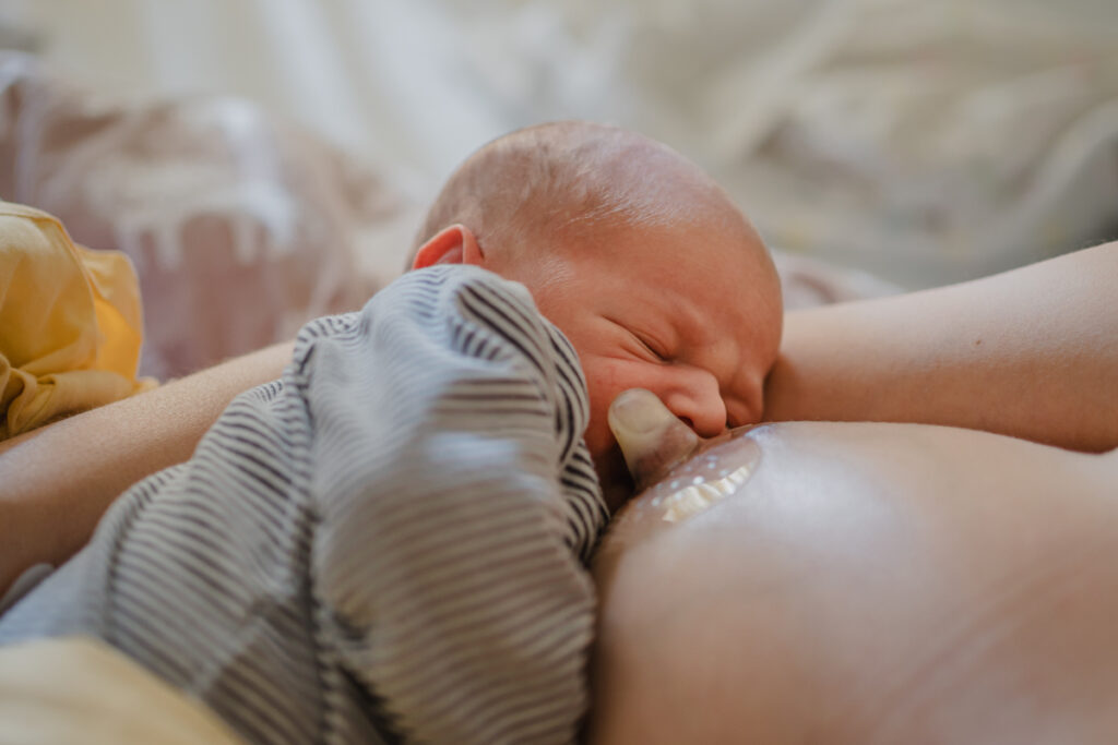 neugeborenes ist an Mamas brust eingeschlafen. newborn fotografie graz
