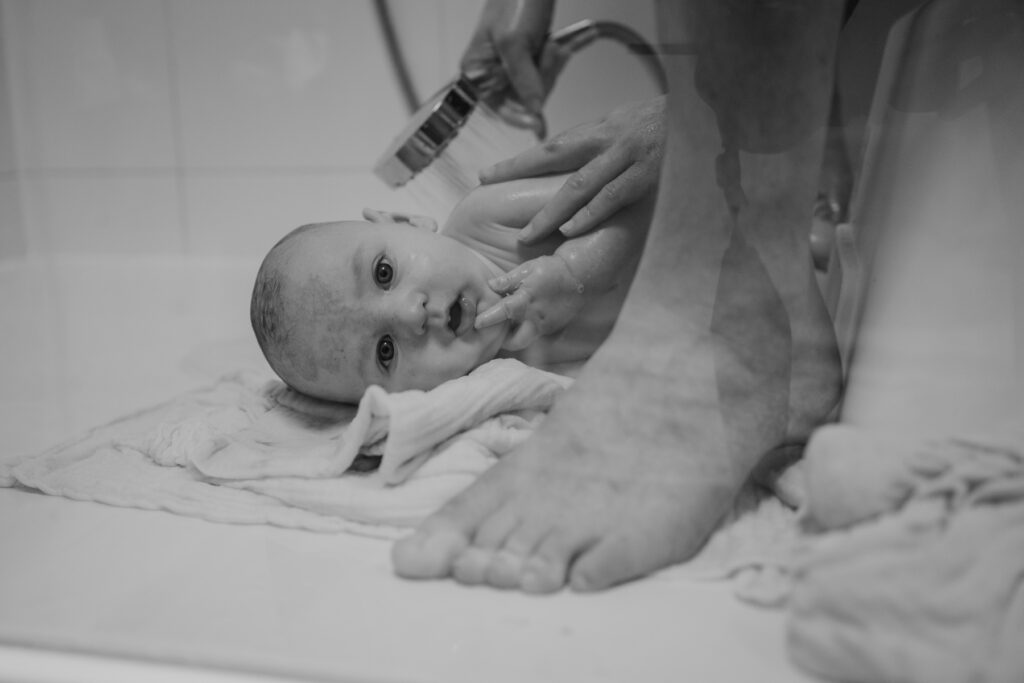 Baby wird geduscht. echte Familienfotos aus graz