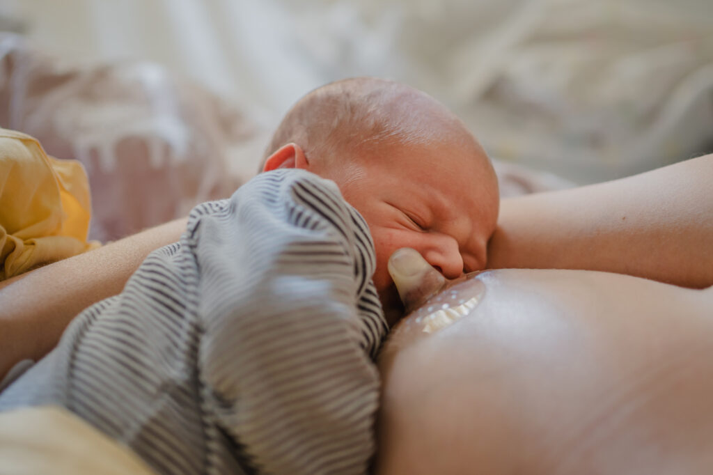 Neugeborenes schläft an Mamas Brust – dokumentarische Newborn-Fotografie Graz und Graz Umgebung, natürliche Familienmomente