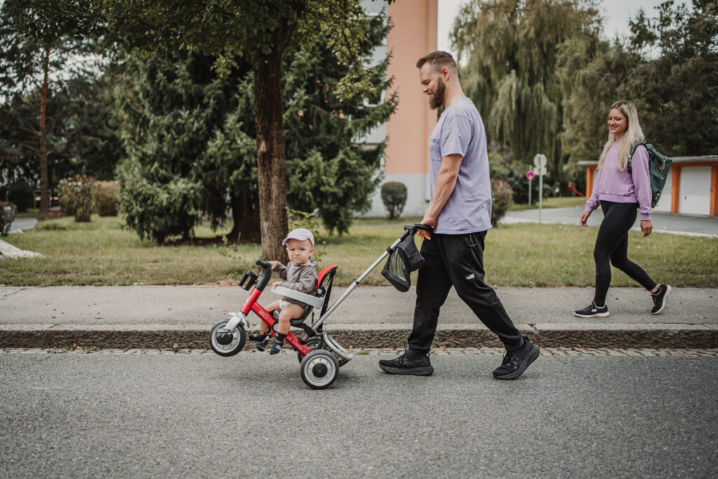 Mama, Papa und Kind beim Spaziergang in Stankt Peter – dokumentarische Familienfotografie in Graz