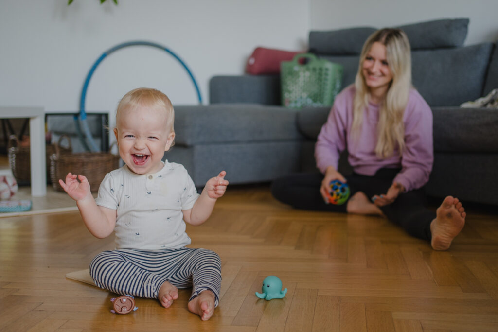 Mama spielt im Wohnzimmer mit ihrem Kleinkind – natürliche Familienfotos Graz und Umgebung, authentische Alltagsszenen