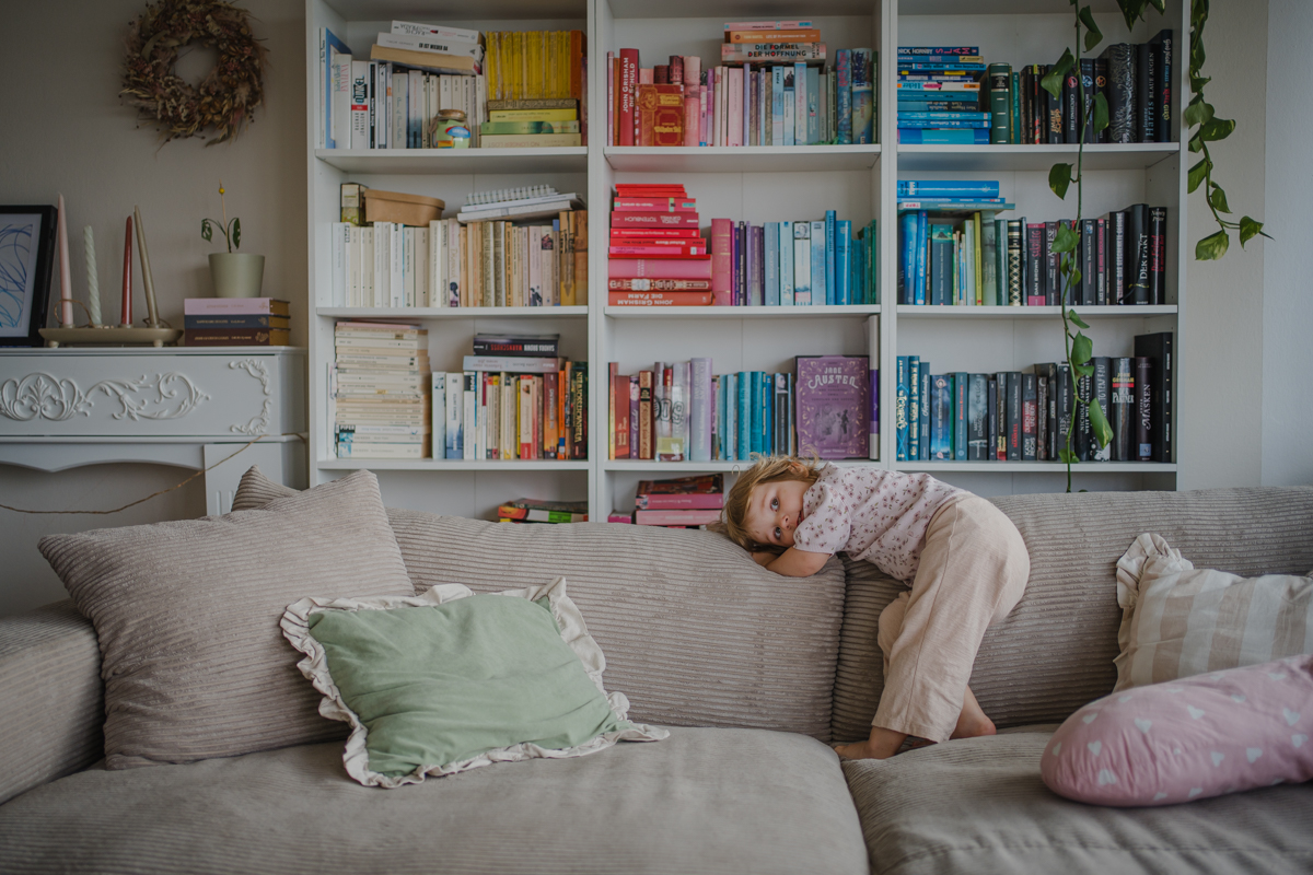 Kind turnt auf dem Sofa – natürliche Familienfotos Graz und Umgebung, authentische Alltagsszenen