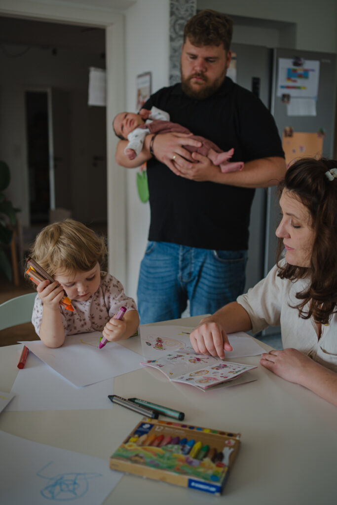 malen-mama-familienfotografie-graz-und-umgebung-dokumentarisch-julia-wurzer-fotografie