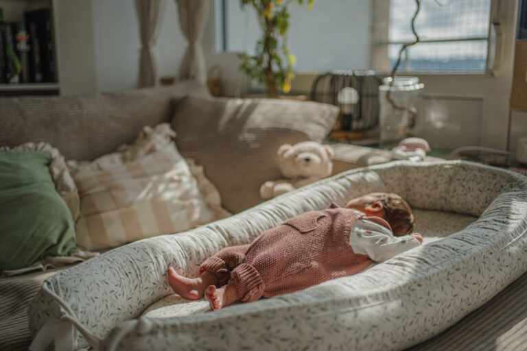 Neugeborenes schläft am Sofa – natürliche Newborn- und Familienfotografie Graz und Umgebung, authentische Alltagsmomente