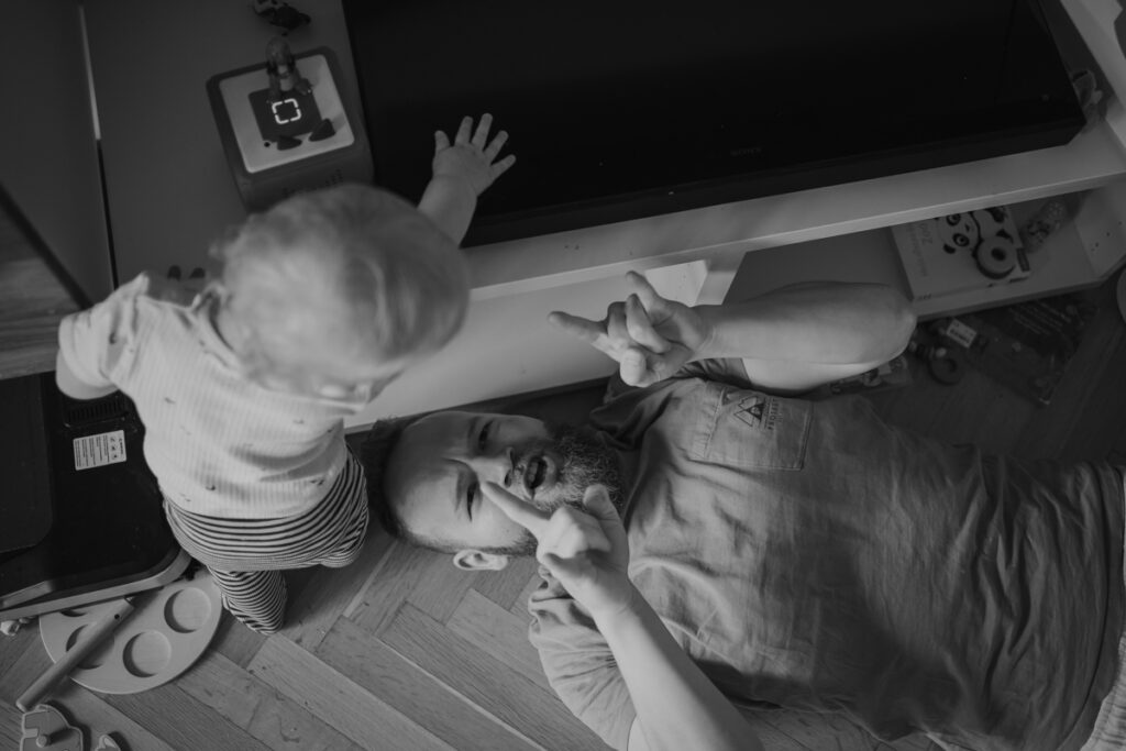 Papa rockt mit seinem Baby – natürliche Familienfotos Graz und Umgebung, authentische Alltagsszenen