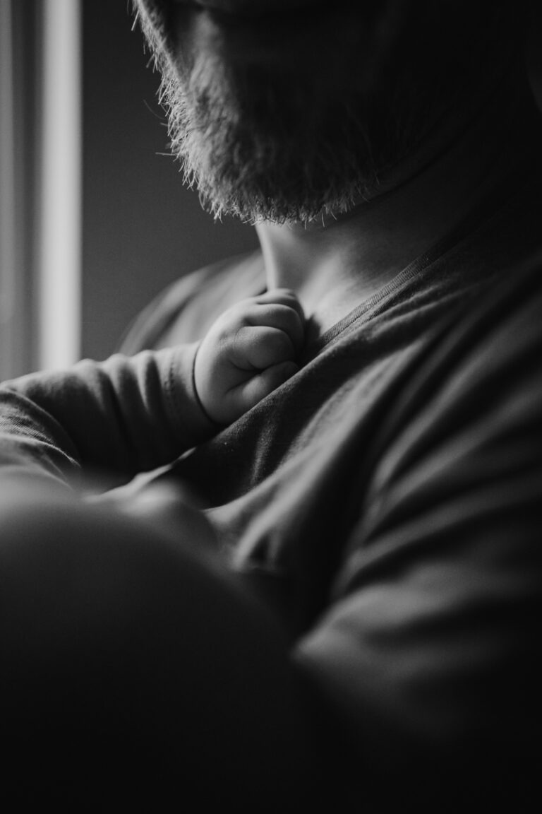 Papa hält Kinder im Arm – dokumentarische Familienfotografie Graz und Umgebung, authentische Vater-Kind-Momente