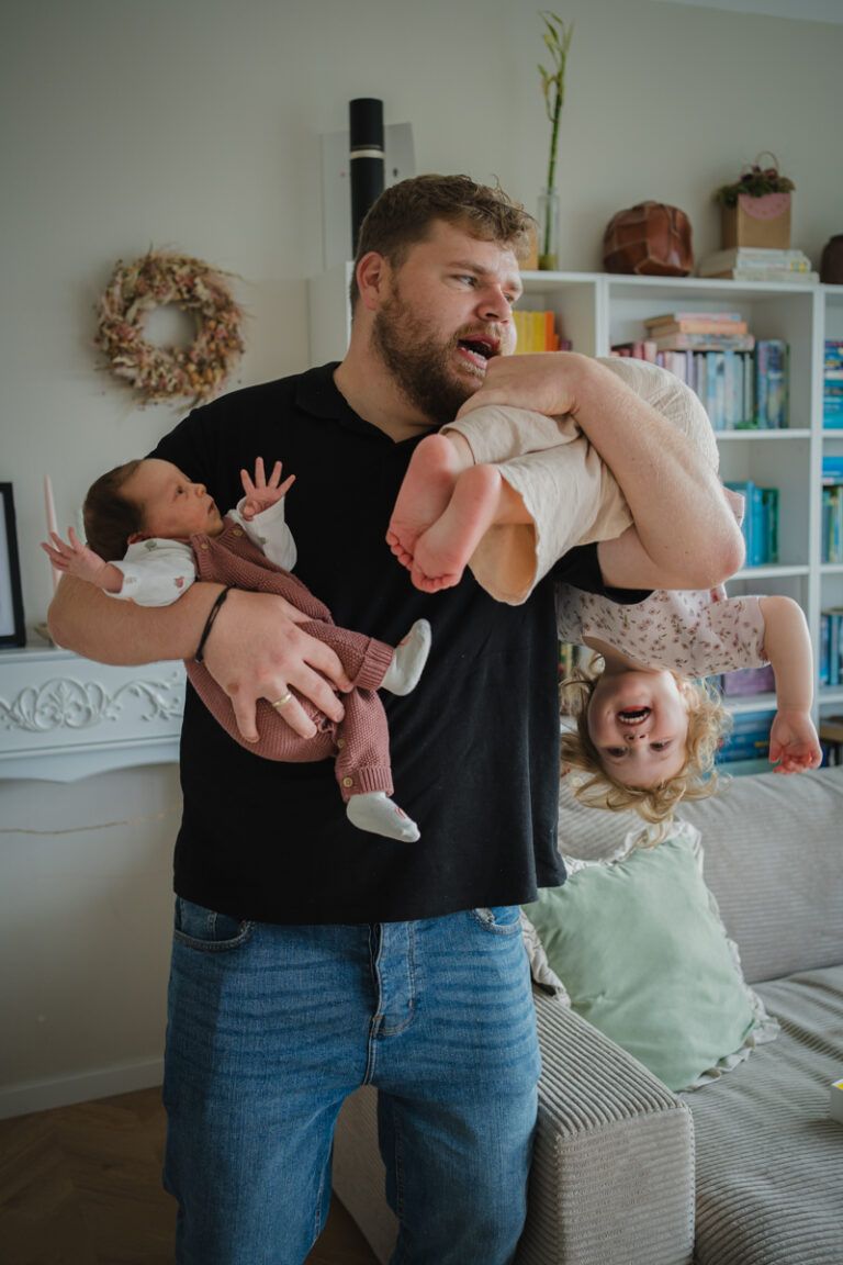 Papa hält Kinder im Arm – natürliche Familienfotografie Graz und Umgebung, authentische Vater-Kind-Momente