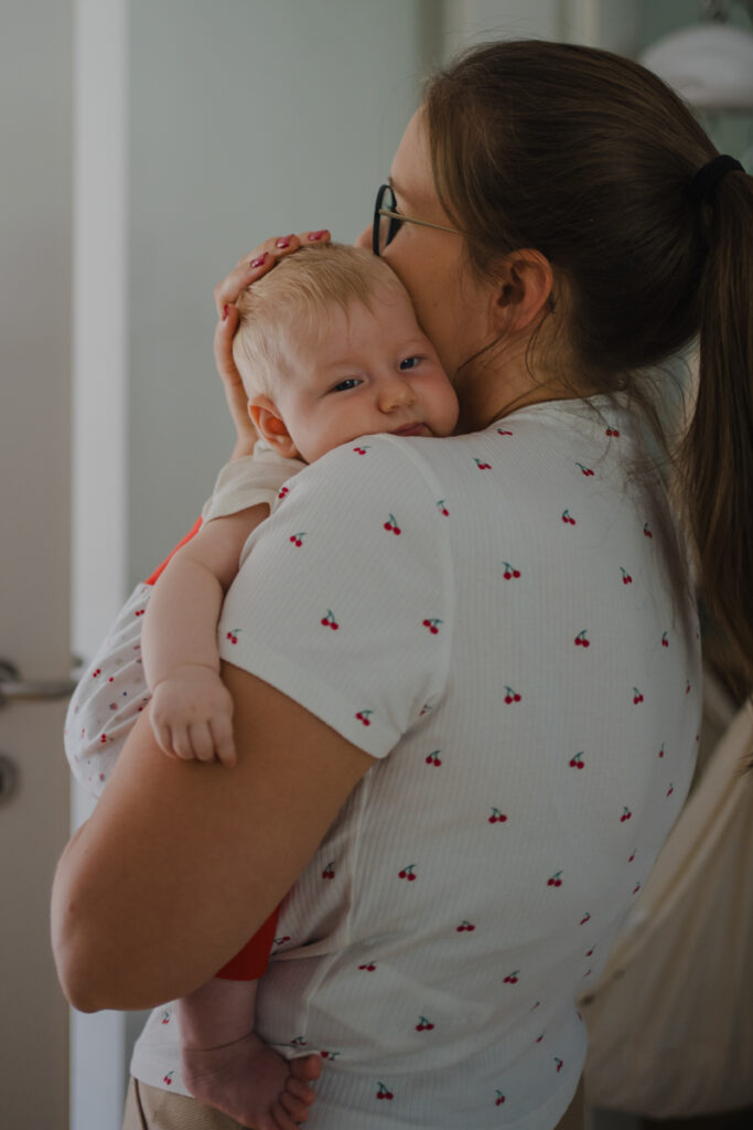 schlafen-schulter-familienfotografie-graz-und-umgebung-dokumentarisch-julia-wurzer-fotografie