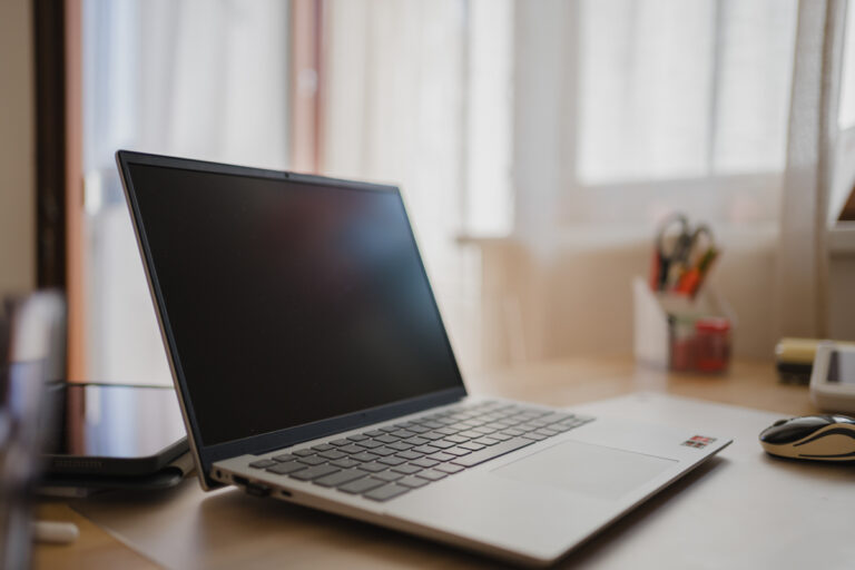 Frau am Schreibtisch bei Recherche – Businessfotografie Graz und Umgebung, authentische Arbeitsmomente