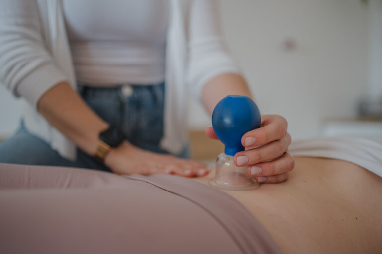 Physiotherapeutin behandelt Patientin – Businessfotografie Graz und Umgebung, authentische Arbeitsmomente in der Praxis