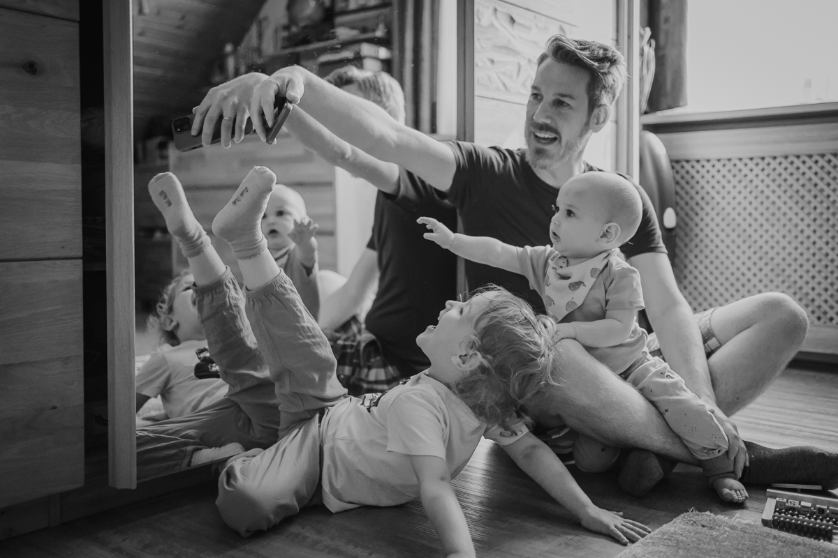 Papa macht Selfie mit seinen Kindern – natürliche Familienfotografie Graz und Umgebung, authentische Alltagsszenen