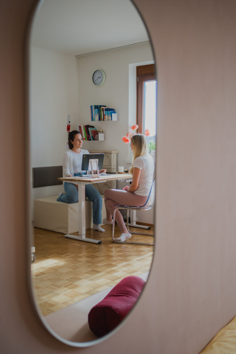 Physiotherapeutin im Gespräch mit Patientin – Businessfotografie Graz, authentische Businessporträts und Arbeitsalltag