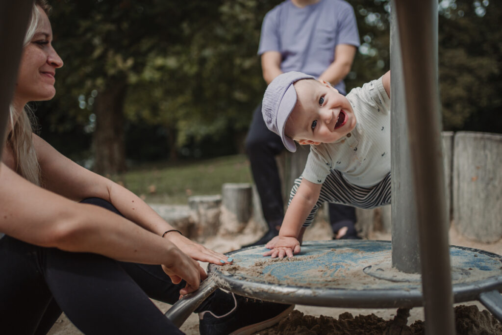 familienfotograf Graz zeigt ein lachendes Kind am Spielplatz