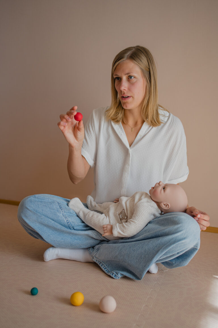 Stillberatung – Beraterin unterstützt Mutter mit Baby, Businessfotografie Graz und Umgebung, authentische Arbeitsmomente