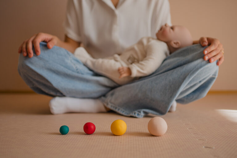 Stillberatung – Beraterin unterstützt Mutter mit Baby, Businessfotografie Graz und Umgebung, authentische Arbeitsmomente