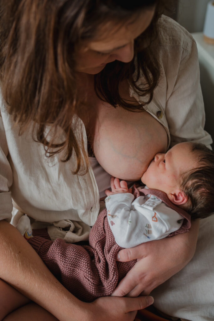 Mama stillt ihr Neugeborenes Detailaufnahme – dokumentarische Newborn- und Familienfotografie in Graz und Graz Umgebung