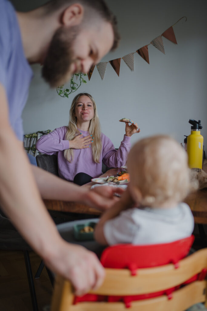 tisch-familienfotografie-graz-und-umgebung-dokumentarisch-julia-wurzer-fotografie