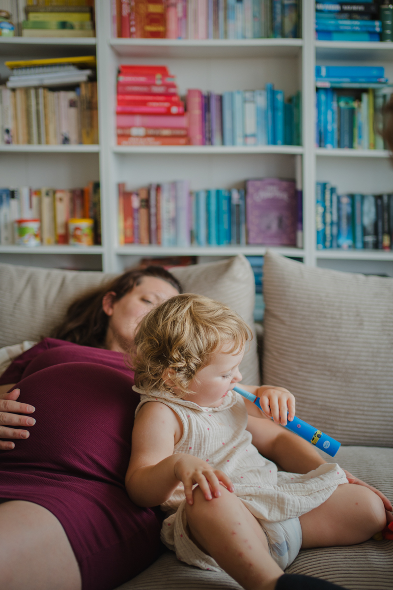 Kind putzt Zähne am Sofa – Familienfotografie Graz und Umgebung