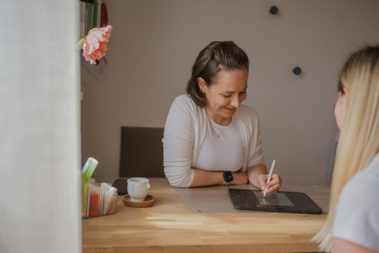 Businessperson arbeitet am Tablet – Businessfotografie Graz, authentische Arbeitsmomente und moderne Businessporträts