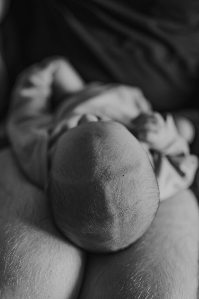 Kopf eines Neugeborenen in Detailaufnahme – authentischer Familienalltag im Wochenbett in Graz und Umgebung