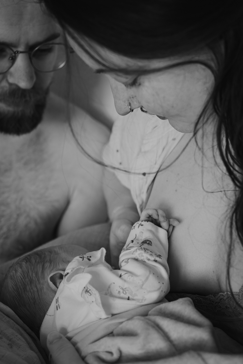 Detailaufnahme Eltern mit Neugeborenem während Wochenbett Fotoshooting in Graz