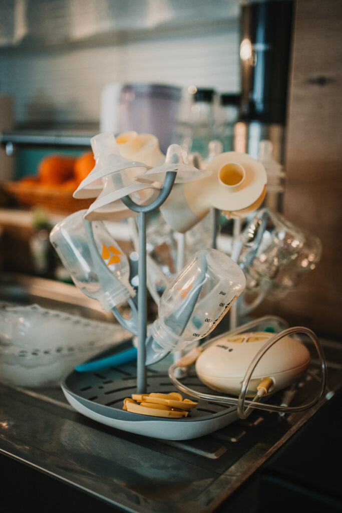 Ungestelltes Detail von Abpump- und Stillzubehör auf einem Flaschenständer – dokumentarische Familienfotografie in Graz und Umgebung