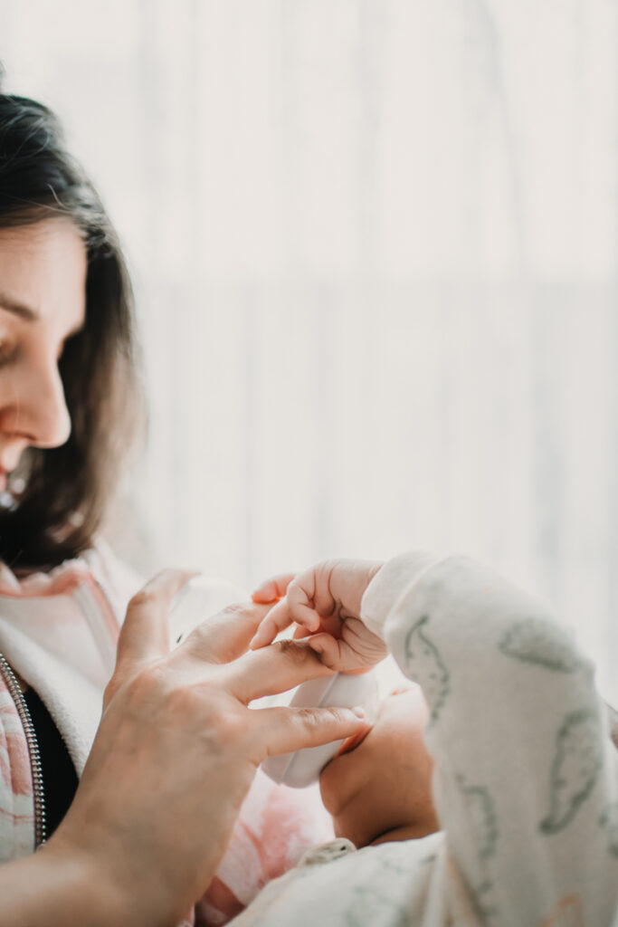 Detailaufnahme von Mama- und Babyhänden – inniger Alltagsmoment, dokumentarische Familienfotografie in Graz und Umgebung