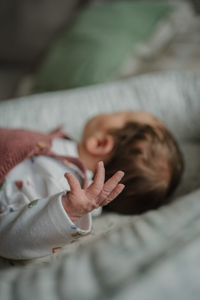 Hand eines Neugeborenen in Nahaufnahme – authentischer Familienalltag im Wochenbett in Graz und Umgebung