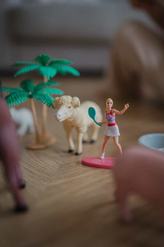 Detailaufnahme von Spielzeug im Familienalltag – ungestellter Moment, dokumentarische Familienfotografie in Graz und Umgebung