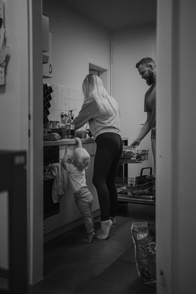 Familie räumt gemeinsam die Küche auf – authentische Familienfotografie in Graz und Graz Umgebung
