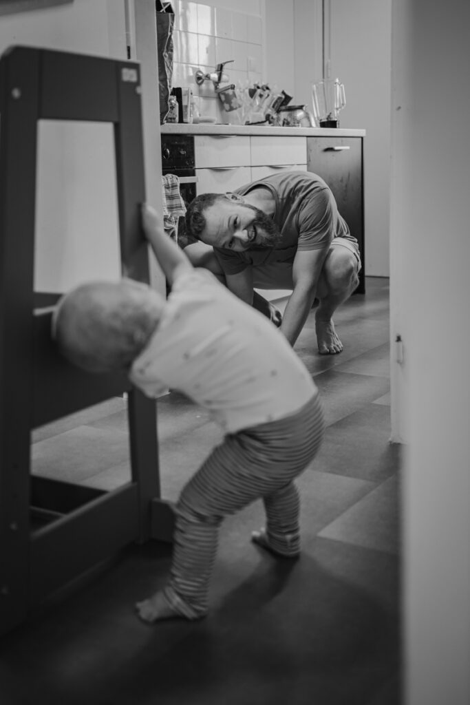 Papa spielt Kuckuck mit seinem Kind – authentischer Familienalltag in Graz und Umgebung