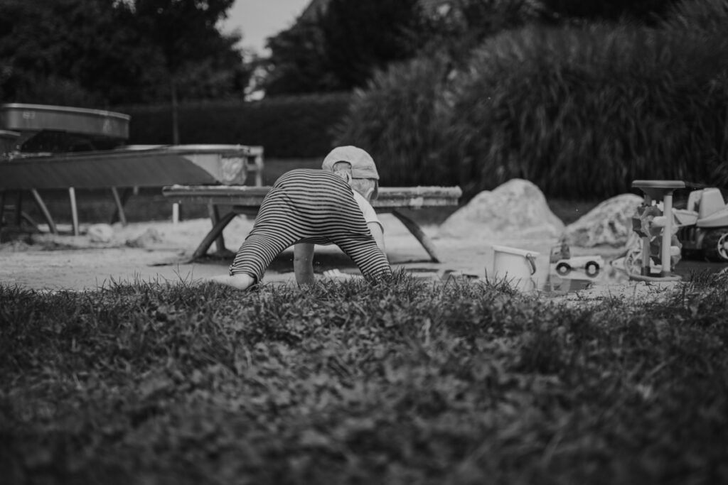 Kleinkind krabbelt am Spielplatz – authentischer Familienalltag in Graz und Umgebung