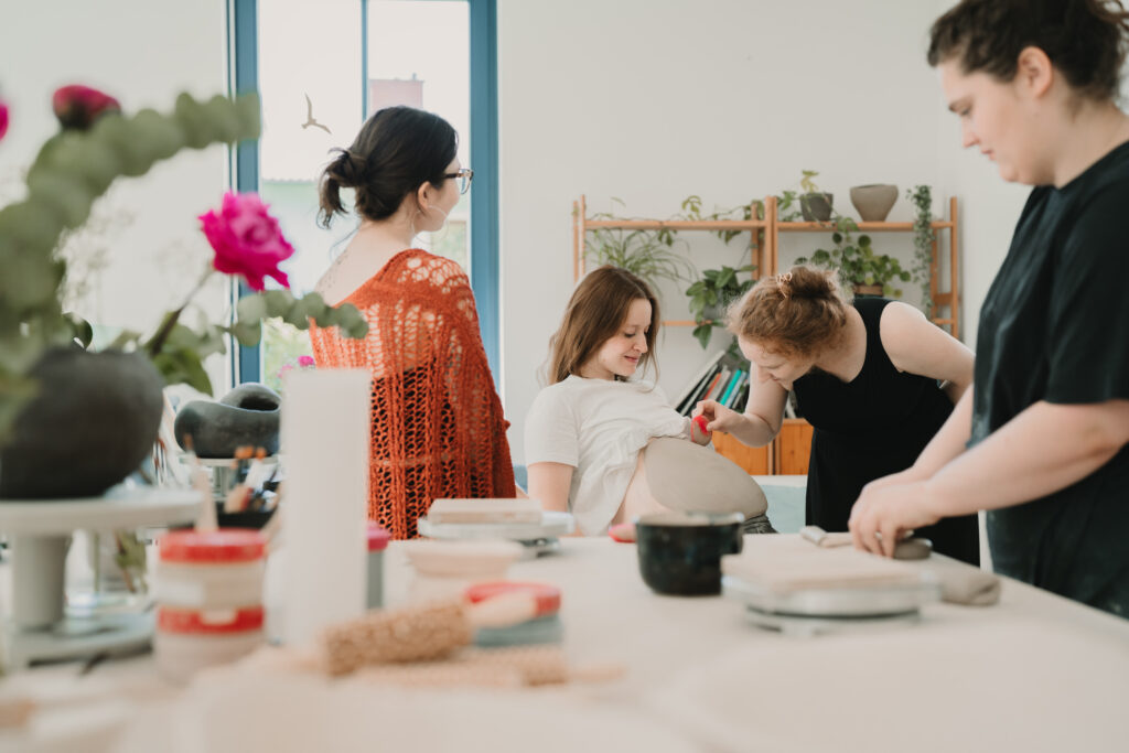 Eine schwangere Mama macht gerade einen Baby Belly Bowl Kurs bei einer Grazer Keramikerin festgehalten von einer Grazer Familienfotografin
