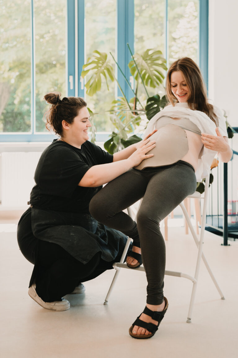 Eine Grazer Fotografin die Personal Brand Fotos anbietet begleitet eine Keramikerin aus Graz, wie sie eine Baby Belly Bowl mit einer Schwangeren Mama und deren Freundinnen anfertigt.