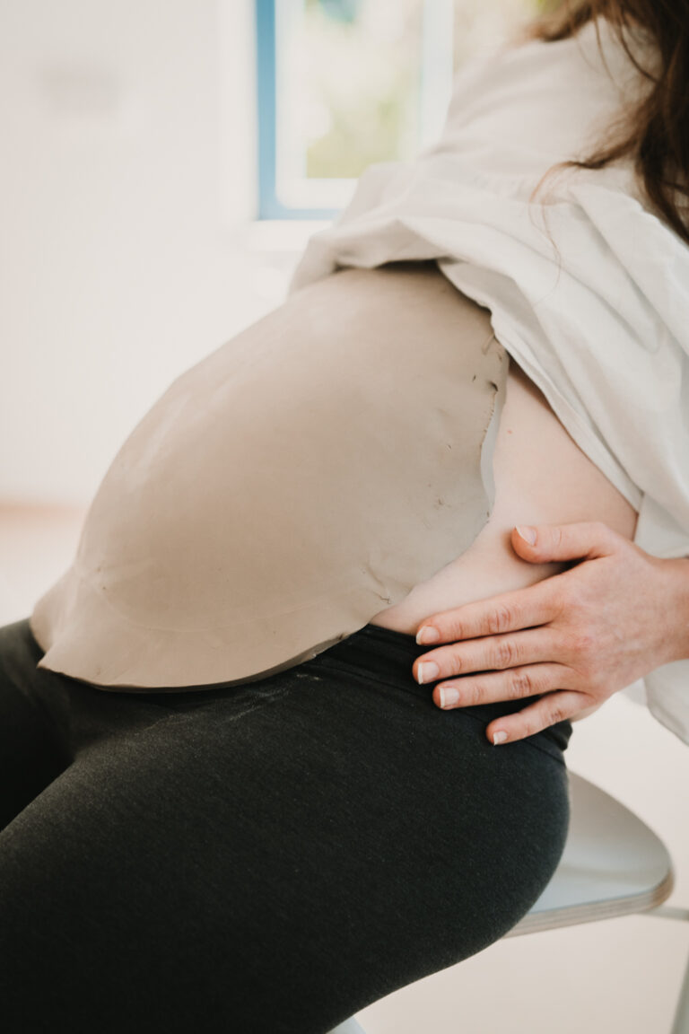 Eine Grazer Fotografin die Personal Brand Fotos anbietet begleitet eine Keramikerin aus Graz, wie sie eine Baby Belly Bowl mit einer Schwangeren Mama und deren Freundinnen anfertigt.
