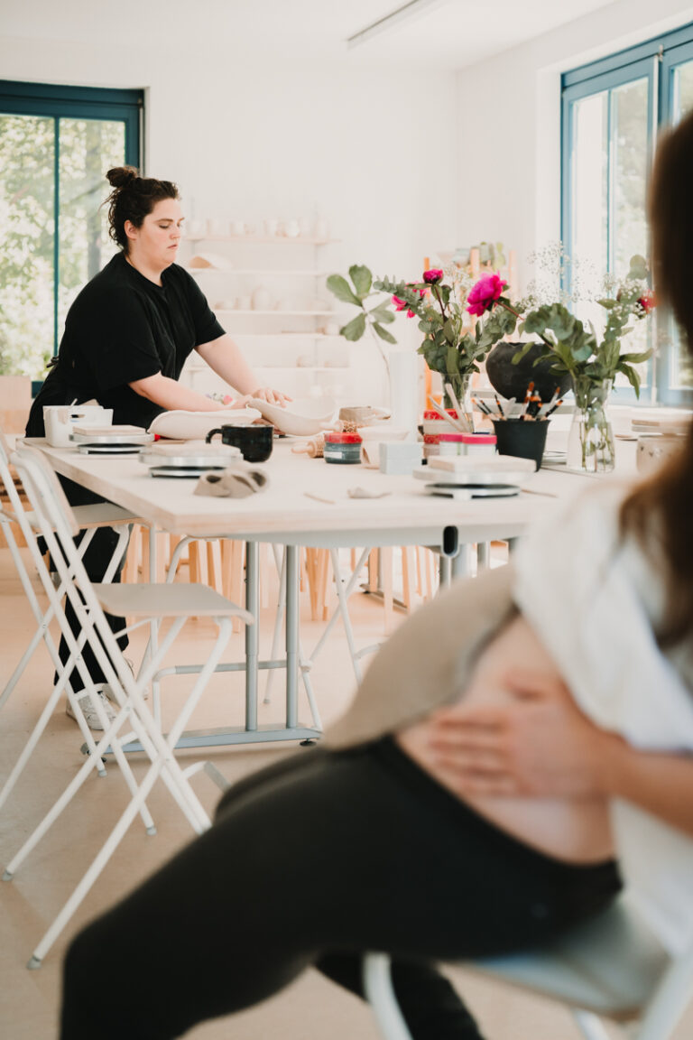 Eine Grazer Fotografin die Personal Brand Fotos anbietet begleitet eine Keramikerin aus Graz, wie sie eine Baby Belly Bowl mit einer Schwangeren Mama und deren Freundinnen anfertigt.
