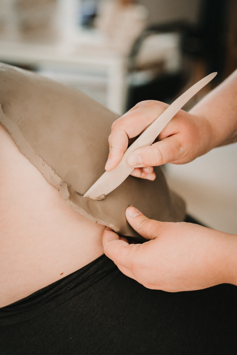 Eine Grazer Fotografin die Personal Brand Fotos anbietet begleitet eine Keramikerin aus Graz, wie sie eine Baby Belly Bowl mit einer Schwangeren Mama und deren Freundinnen anfertigt.
