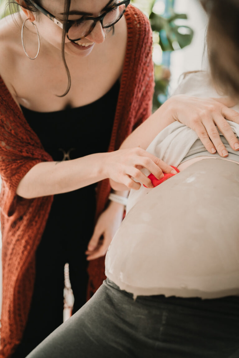 Eine Grazer Fotografin die Personal Brand Fotos anbietet begleitet eine Keramikerin aus Graz, wie sie eine Baby Belly Bowl mit einer Schwangeren Mama und deren Freundinnen anfertigt.