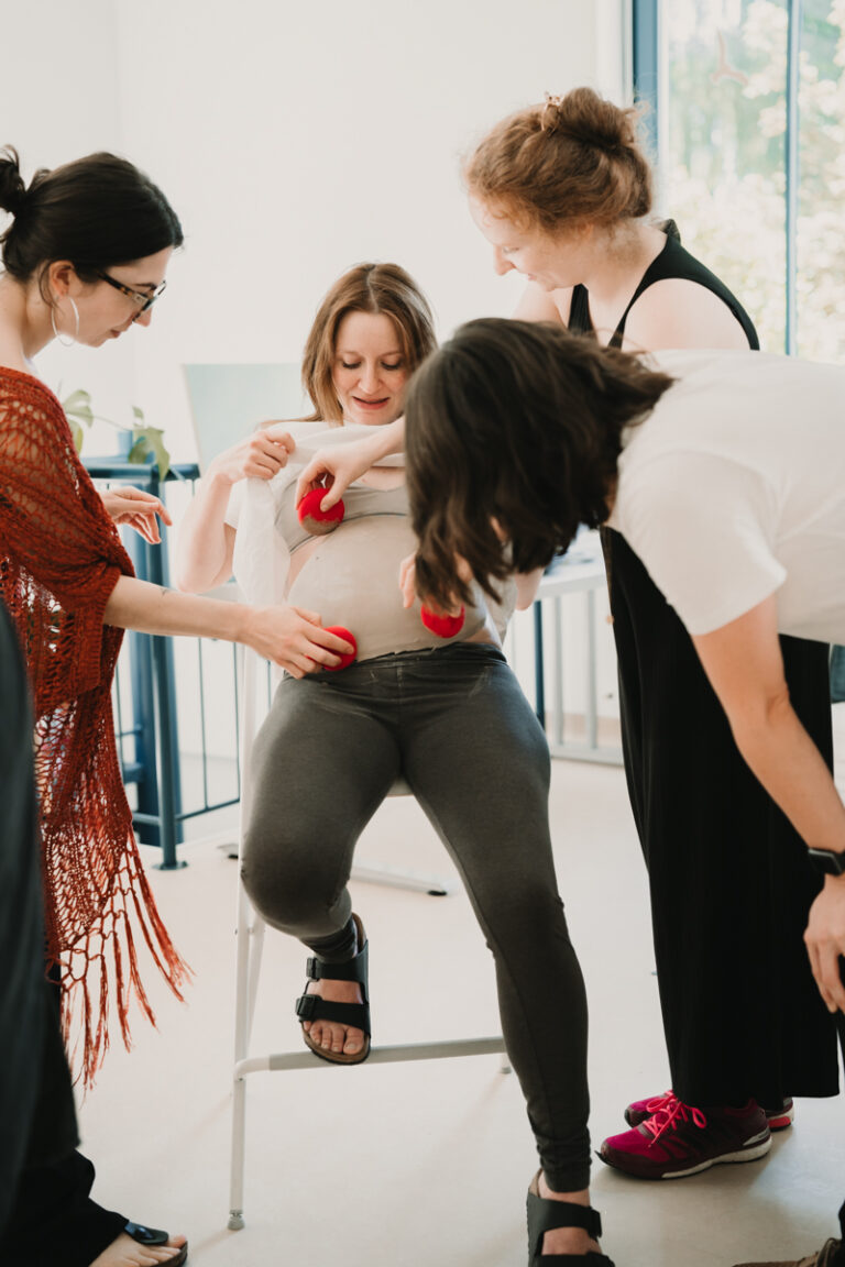 Eine Grazer Fotografin die Personal Brand Fotos anbietet begleitet eine Keramikerin aus Graz, wie sie eine Baby Belly Bowl mit einer Schwangeren Mama und deren Freundinnen anfertigt.