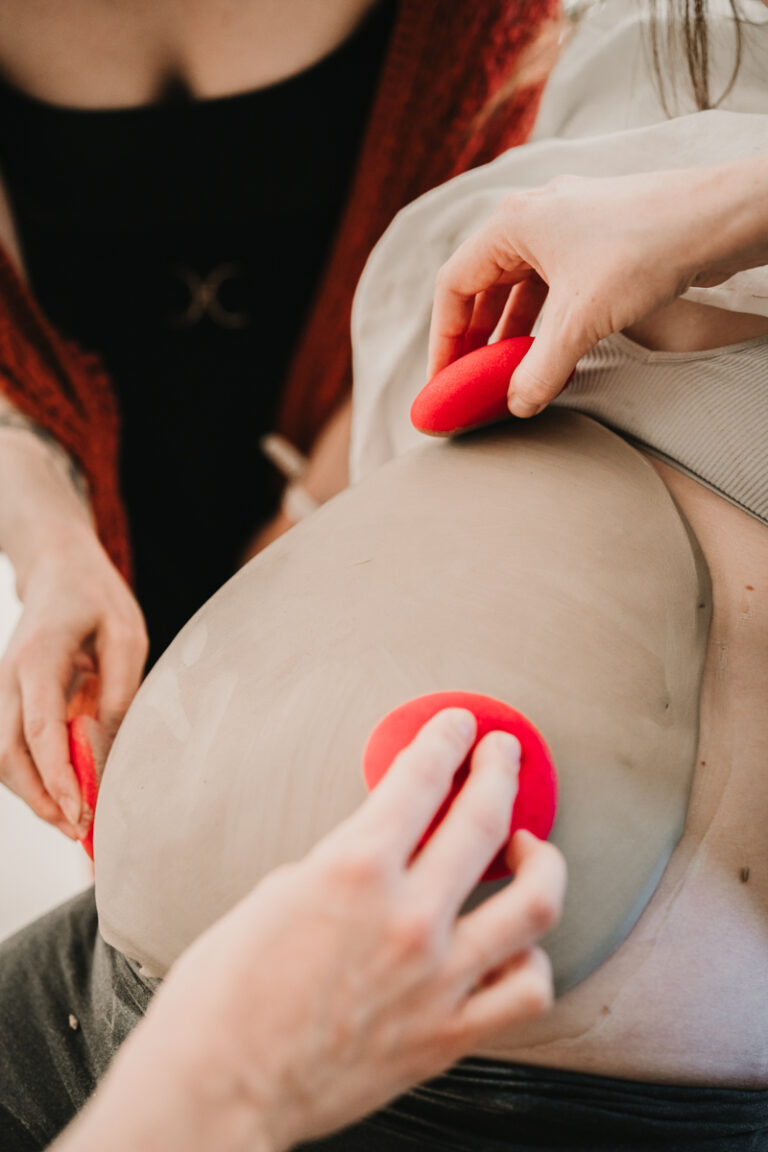Eine Grazer Fotografin die Personal Brand Fotos anbietet begleitet eine Keramikerin aus Graz, wie sie eine Baby Belly Bowl mit einer Schwangeren Mama und deren Freundinnen anfertigt.
