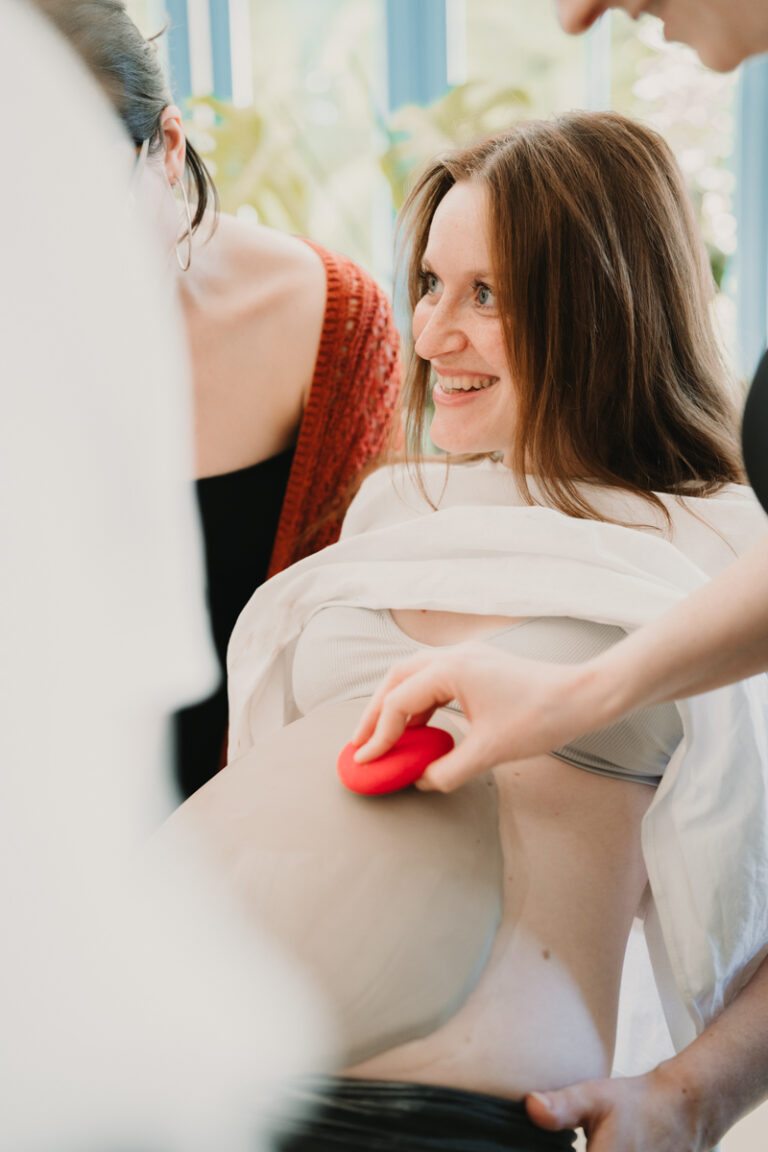 Eine Grazer Fotografin die Personal Brand Fotos anbietet begleitet eine Keramikerin aus Graz, wie sie eine Baby Belly Bowl mit einer Schwangeren Mama und deren Freundinnen anfertigt.