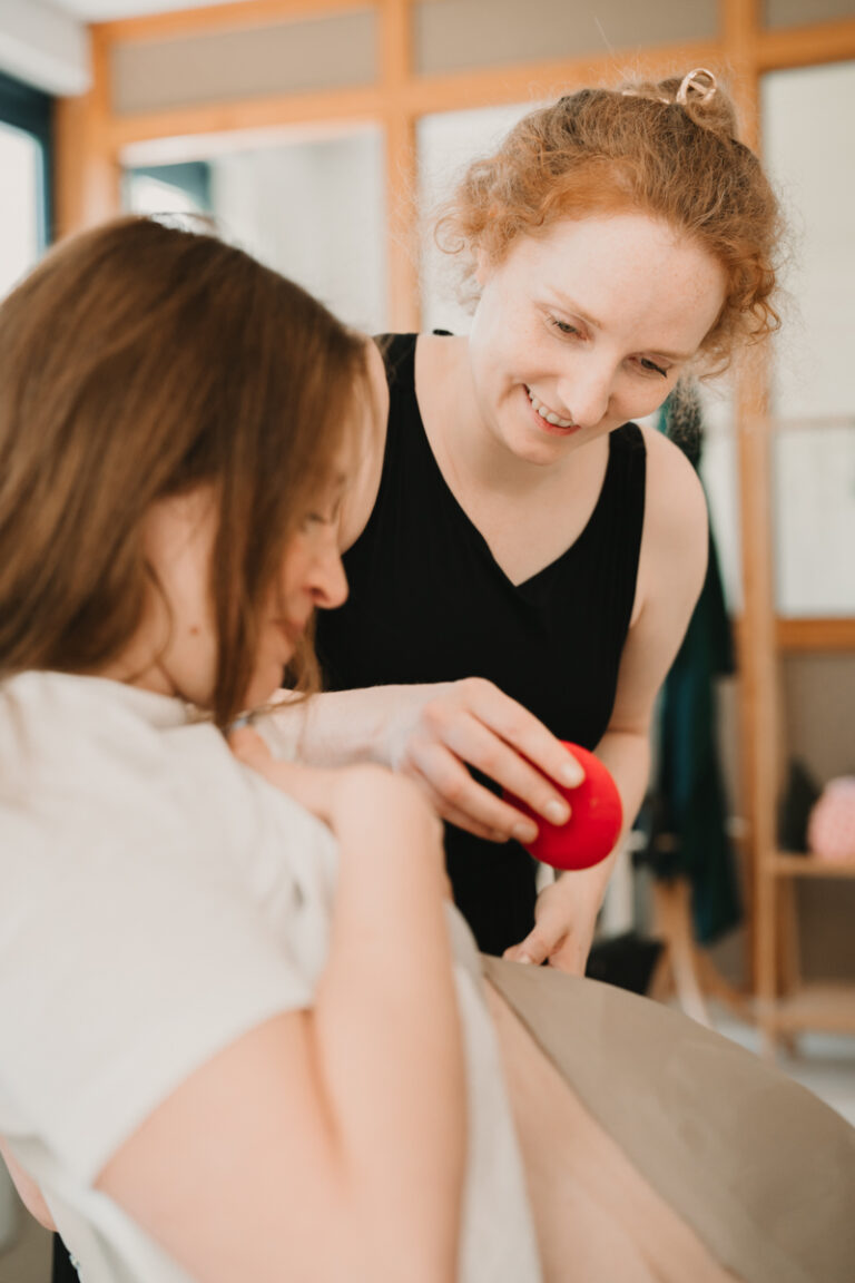 Eine Grazer Fotografin die Personal Brand Fotos anbietet begleitet eine Keramikerin aus Graz, wie sie eine Baby Belly Bowl mit einer Schwangeren Mama und deren Freundinnen anfertigt.